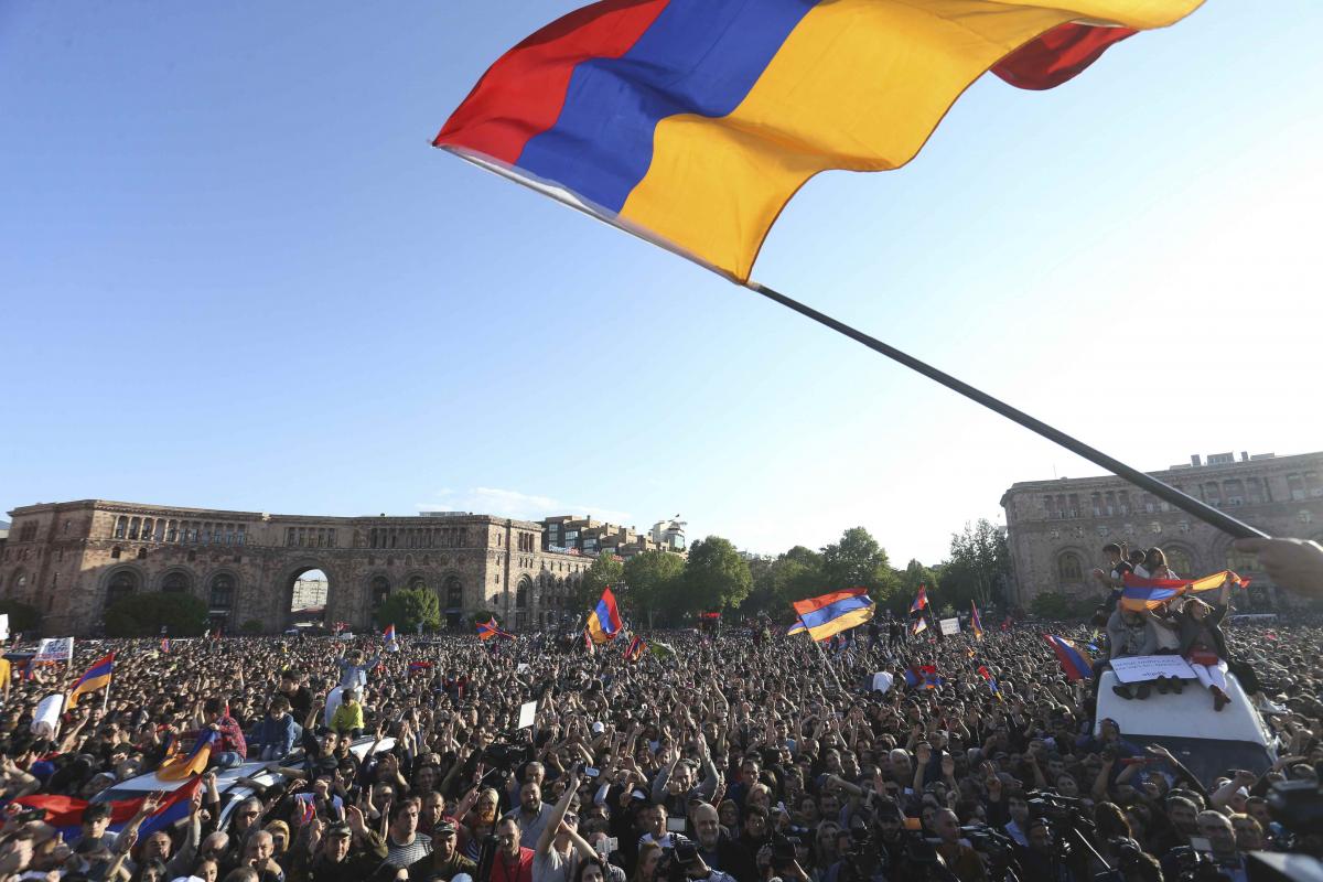 12:25, 25 квітня 2018   світ   3584   У Єревані протестують проходять ходою вулицею Вардананц
