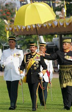 У 1987 році, через три роки після проголошення незалежності Брунею журнал Fortune назвав Хассанала Болкіаха найбагатшою людиною в світі - із статком близько 40 мільярдів доларів