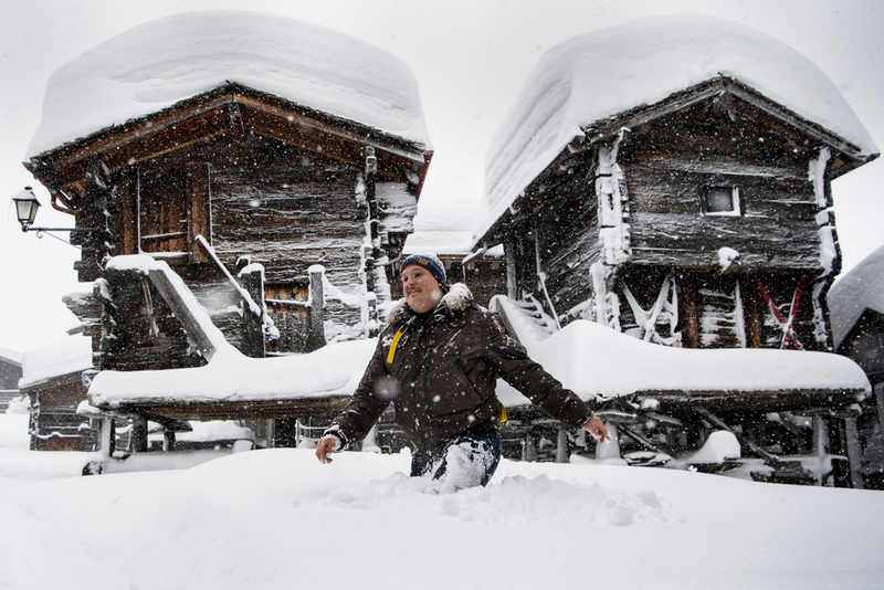 Популярний гірськолижний курорт   Церматт   в Швейцарії через сильний снігопад знову відрізаний від решти світу