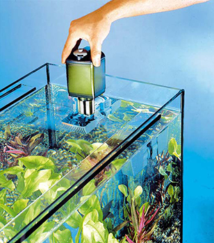 За допомогою помпи з-під донної пластини відкачується вода, проходить через фільтруючий елемент, після чого знову повертається в акваріум
