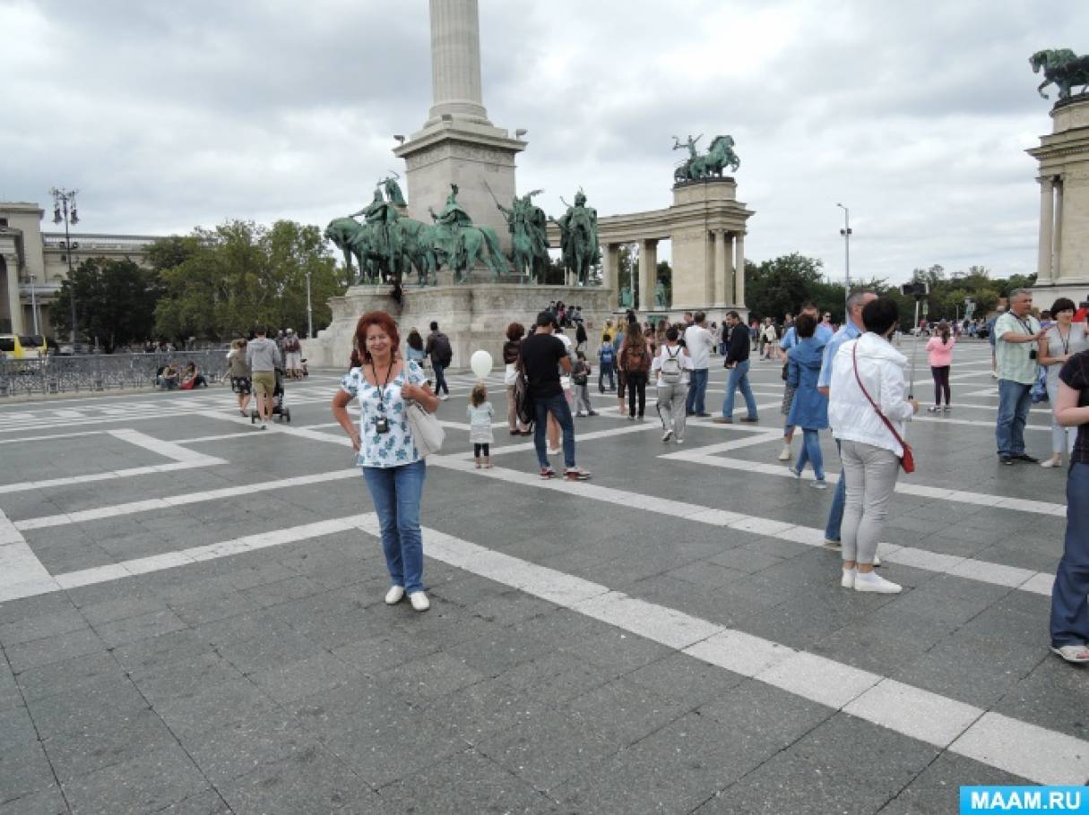 На площі височить пам'ятник тисячоліття Угорщини