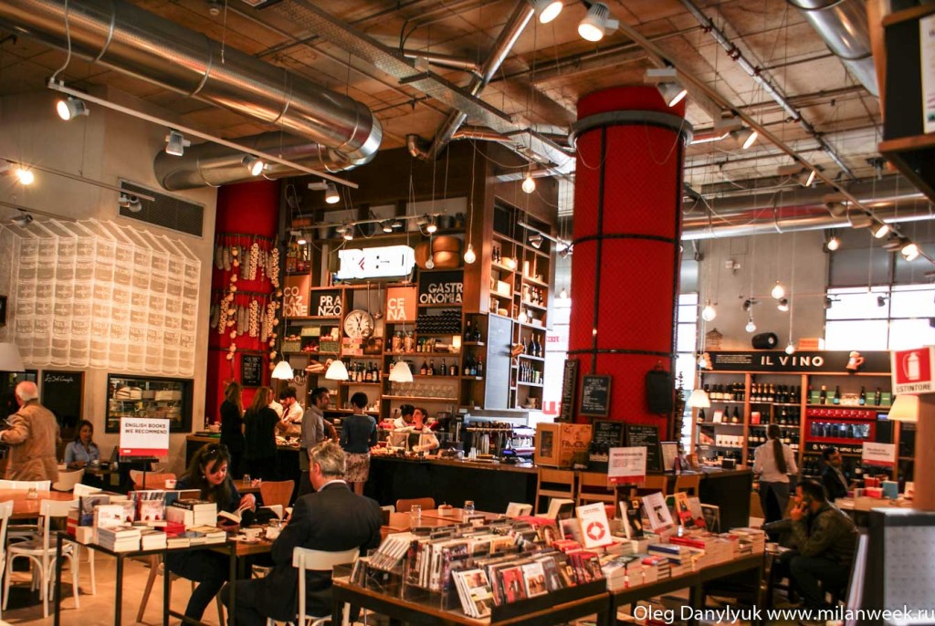 Прямо в будівлі хмарочоса Юникредит банку перебувати книжковий магазин і кафе «RED» (Read