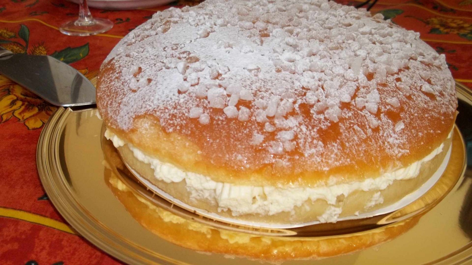 Це традиційний десерт, чия слава сходить до 1955 року, коли він був створений польським кондитером Олександром Мицько
