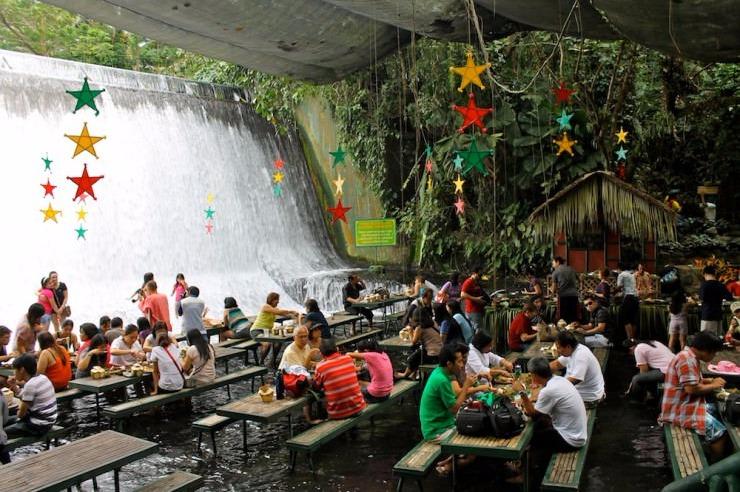 Крім унікальних пейзажів і музеїв, де можна побачити предмети побуту філіппінців, перейнятися історією і традиціями місцевих жителів, туристів приваблює незвичайний ресторан-водоспад