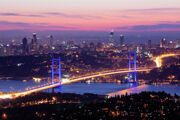 Вид на Босфорську протоку і міст Ататюрка, який з'єднує Азію і Європу