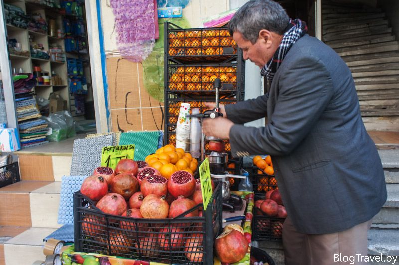 Свіжі фрукти на вулицях Стамбула радують око