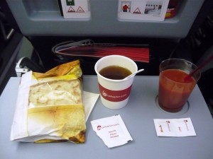 Після зльоту і набору висоти, пасажирам під час польоту безкоштовно видається лише сендвіч з сиром чи ковбасою на вибір і напої чай, соки