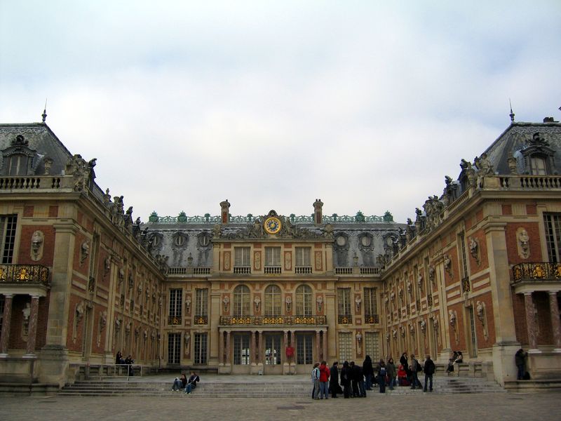 Будівництво палацу проходило з 1661-го по 1692-й рік, за наказом Людовика XIV, який, втомившись від міської суєти, вирішив переїхати в сільську місцевість, щоб насолоджуватися полюванням і спокоєм