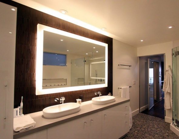 За кольором дзеркало повинно поєднуватися з відтінком ванної кімнати, а саме стелі, підлоги і стін