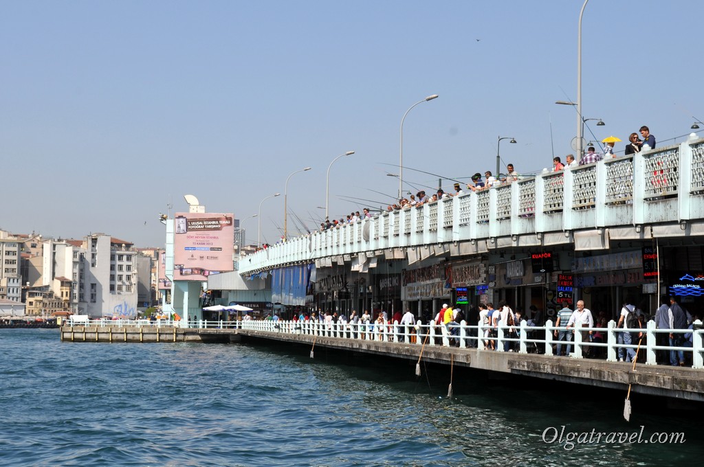 Галатский міст в Стамбулі (Galata Bridge) є однією з візитних карток міста, знаходиться в історичному центрі і всі туристи, які приїжджають до Стамбулу не можуть пройти повз нього 🙂   Галатский міст в Стамбулі   Галатский міст в Стамбулі: інформація   Галатский міст в Стамбулі міст через бухту Золотий ріг, який з'єднує стару і нову частини Європейської сторони Стамбула, він з'єднує райони Еміньоню і Каракей