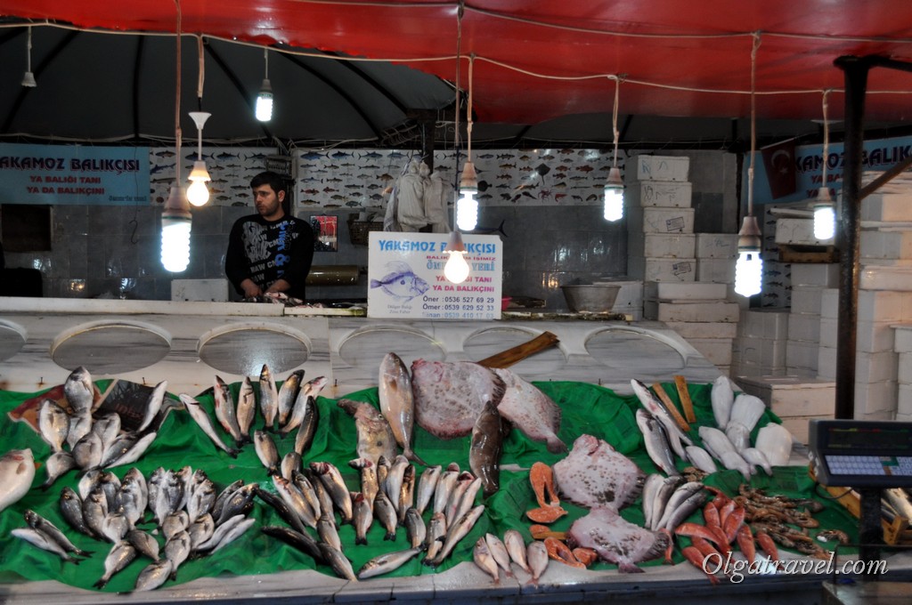 Рибний ринок Каракей   Рибний ринок до моста   Креветки на рибному ринку Каракей   Кафе біля рибного ринку в Каракей