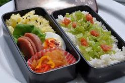 Слово «бенто» з японської мови зазвичай перекладається як «обід на одного»
