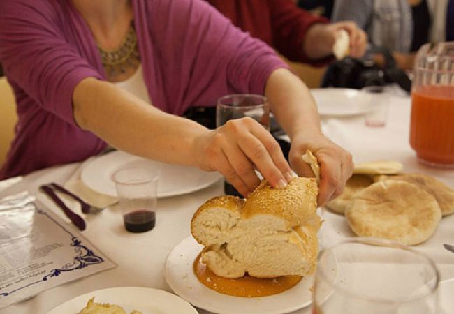 Тому найкращим способом покуштувати смачного цільно зернового хліба Лехеме буде відправитися в гості