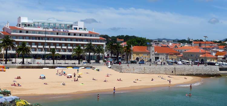 Пляж Гіньшу, розташований серед мальовничого Національного парку Серра-де-Синтра, по праву вважається одним з кращих в Португалії пляжів для серфінгу