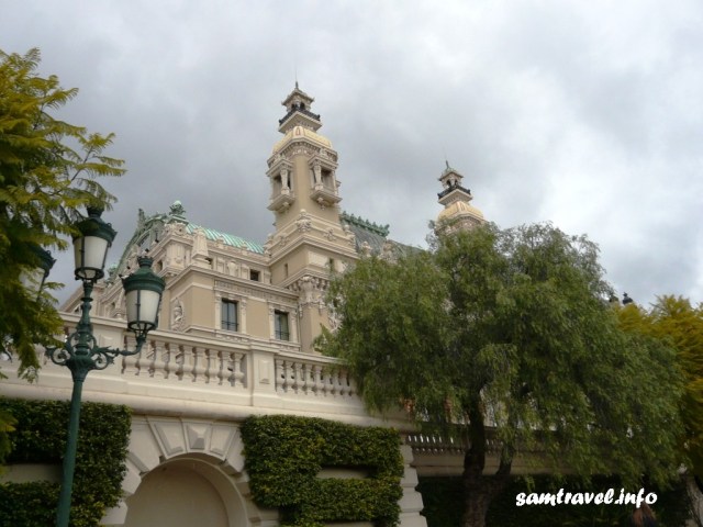Мальовничо виглядають фасади будівлі, прикрашені годинами, скульптурами і ліпниною в бароковому стилі