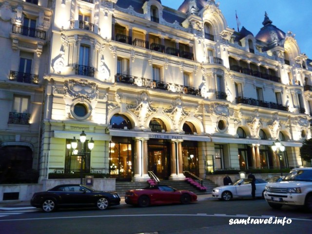 Якщо стояти обличчям до Казино, то справа знаходиться один з найвідоміших готелів світу - Hôtel de Paris, фешенебельний готель розташований у приміщенні 1864 року побудови