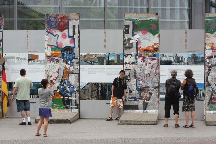 Туристи фотографуються біля пам'ятника колишньої Берлінської стіни, Німеччина
