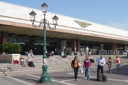 Вокзал Санта-Лючія - перше, що бачать туристи, які прибувають до Венеції на поїзді