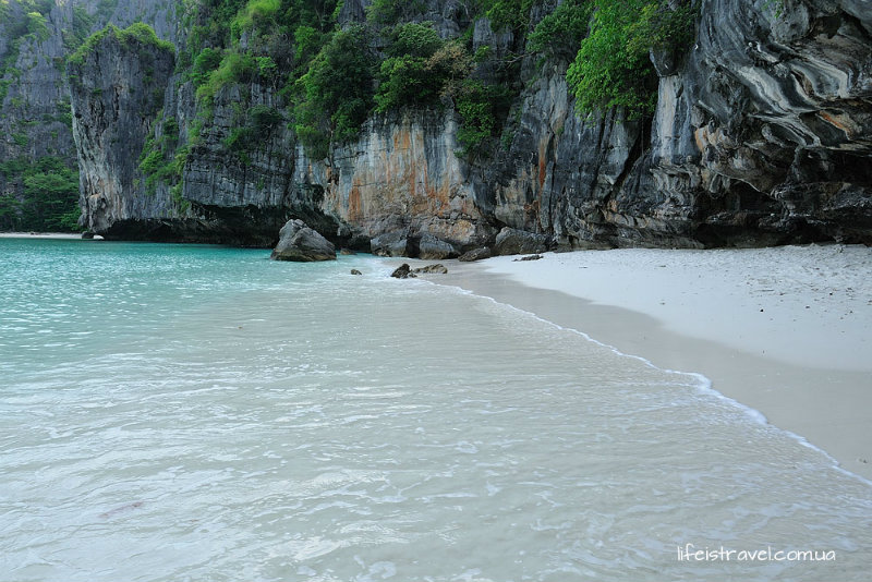 Початок пляжу біля готелю   Viking Nature resort   , Закінчується у   Phi Phi The Beach Resort