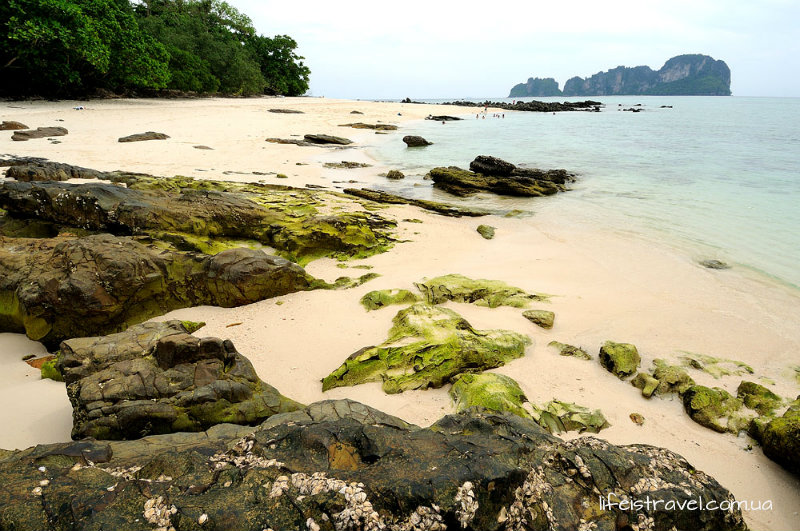 Цей острів знаходиться практично навпроти нашого готелю Holiday Inn Phi Phi на півночі острова пляжі Гавкотом Тонг (Laem Tong), природно ми там побували