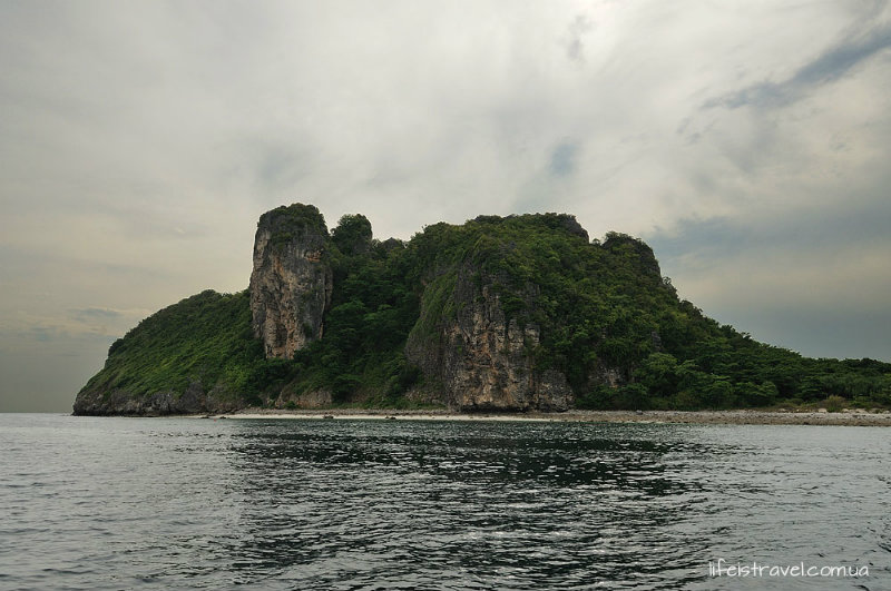 Острів москітів знаходиться поруч з бамбукових островом, названий так через схожість з сидячим москітом з висоти і здалеку - так вважають місцеві
