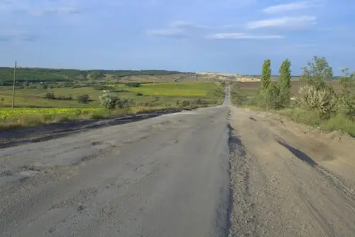 У районі Лисичанська з дорогами місцями теж біда (їх ми відобразили на фотоапарат, коли вже поверталися цією дорогою з подорожі):