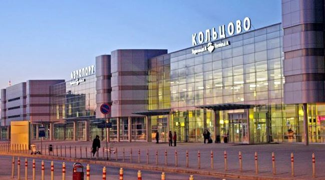Міжнародний аеропорт Кольцово перебуває в однойменному мікрорайоні Єкатеринбурга, в 16 км від центру і в 9 км від міста Арамиль