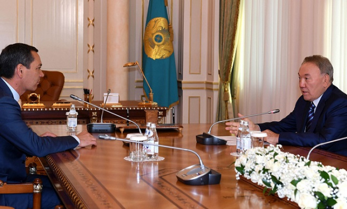 19 вересня один з кандидатів в президенти Омурбек Бабанов   зустрічався з президентом Казахстану Нурсултаном Назарбаєвим