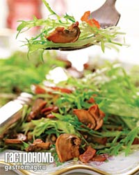 Теплий салат з запечених лісових грибів, фрізе і бекону, 4 порції   Від Стюарта Гілліса (популярного телеведучого, шеф-кухаря ресторану Boxwood cafe при готелі Berkely в Лондоні)