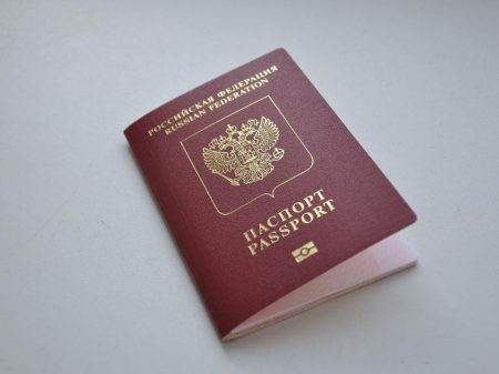 Закордонний паспорт, що відповідає вимогам німецького консульства щодо термінів і наявності вільних візових сторінок, плюс одну копію його головної сторінки