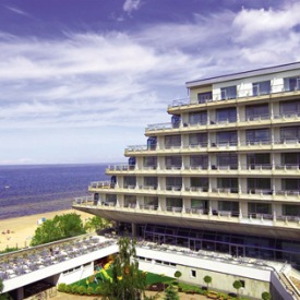 Елегантна курортний готель Baltic Beach Hotel повністю реконструйована в 2004 році, з одним з найбільших і сучасних SPA-комплексів в Європі, пропонує 165 затишних і чудово обладнаних номерів і апартаменти Будиночок в саду
