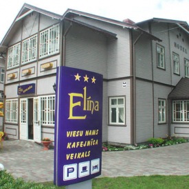 Готель Elina розташований в самому центрі Майорі, в курортному місті Юрмала, поруч із жвавою вулицею Йомас