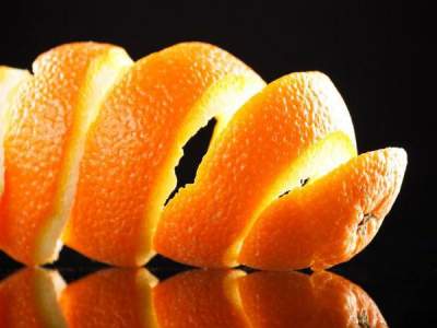Чи знаєте ви, що за допомогою апельсинової шкірки можна з легкістю позбутися темних плям і інших дефектів шкіри