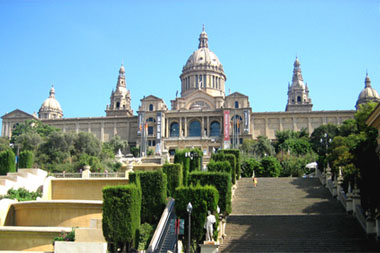 У палаці знаходиться Національний музей мистецтва Каталонії - один з найважливіших музеїв   Іспанії   , Найбільше зібрання Каталонського і романського мистецтв