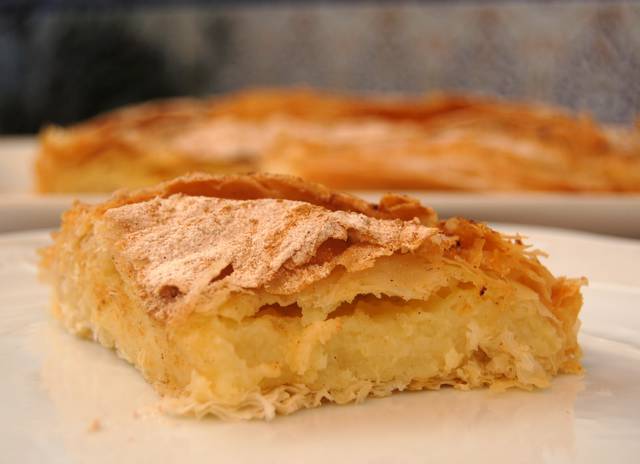 Бугаца - це   листковий пиріг   з начинкою з   заварного крему   або сиру, іноді -   м'ясного фаршу   або шпинату
