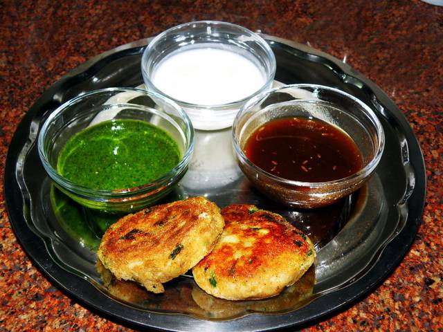 Вулична їжа в Індії найрізноманітніша, але обов'язково варто спробувати алу тики, пряну закуску з вареної картоплі, цибулі та різних спецій