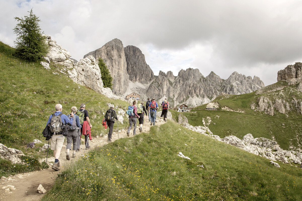 В горах Адамелло (Adamello) кращі осінні гірські маршрути починаються від гірських хатин San Giuliano і Brigata Lupi di Toscana на плато Боніпраті (Boniprati), а також від Trivena в Валь-Брегуццо (Breguzzo) і Валь-ді-Фумо (Val di Fumo)