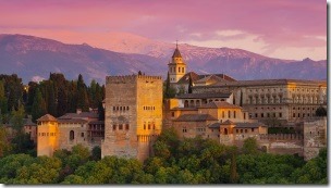 Архітектурно-парковий ансамбль Альгамбра включає в себе фортеця, палаци і сади мавританських правителів