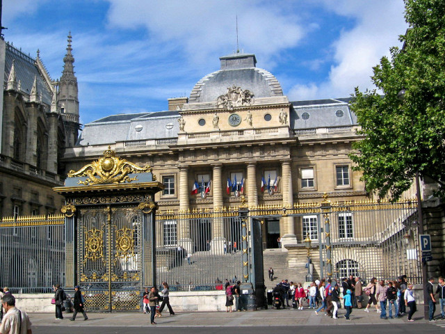 Структура Парижа сформувалася вже за часів середньовіччя: інтелектуали вважалися власниками лівого берега, комерсанти - правого, а верховна влада розташовувалася на острові Сіте, який розташовувався посередині
