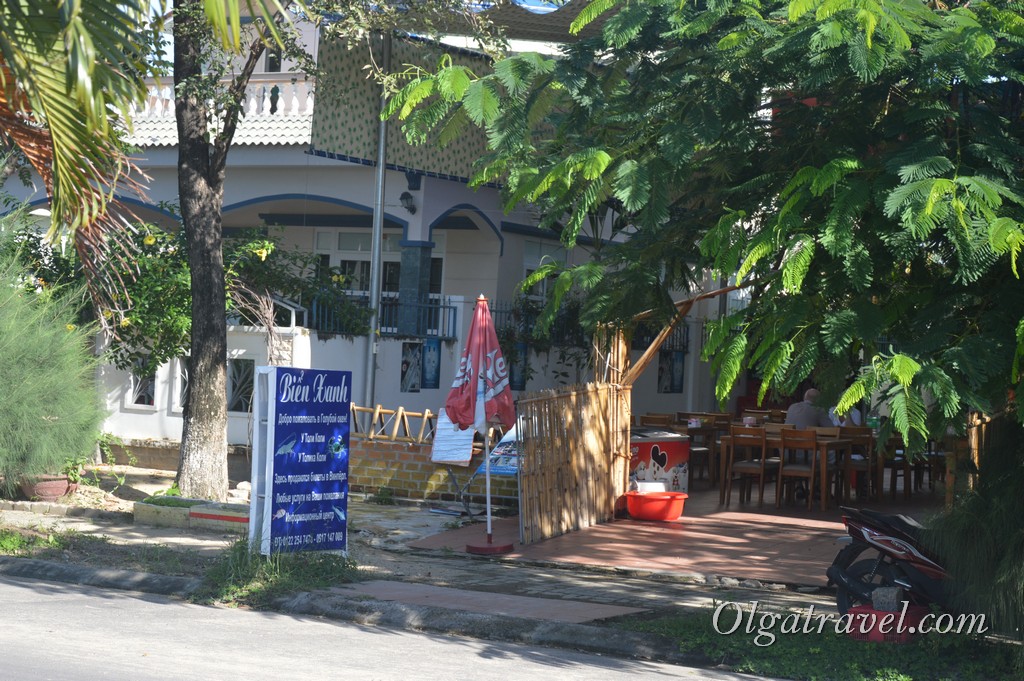 Кафе-піцерія біля в'їзду в Ан Вьєн   Кафе на території Ан Вьєн