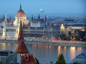 ПМЖ в європейській Угорщини, однією з високорозвинених країн з відмінним рівнем життя і соціальним благополуччям, дає перспективи навчання, працевлаштування, ведення бізнесу тут, а також необмежені можливості для відвідування Європейського союзу по шенгенської угоди