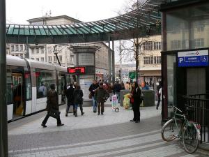 Влада Страсбурга доручили уліпістам скласти свої іронічні тексти для 16 станцій трамвайної лінії A (Hautepierre - Illkirch) (всього текстів вийшло 32, оскільки тумби стоять в обох напрямках)